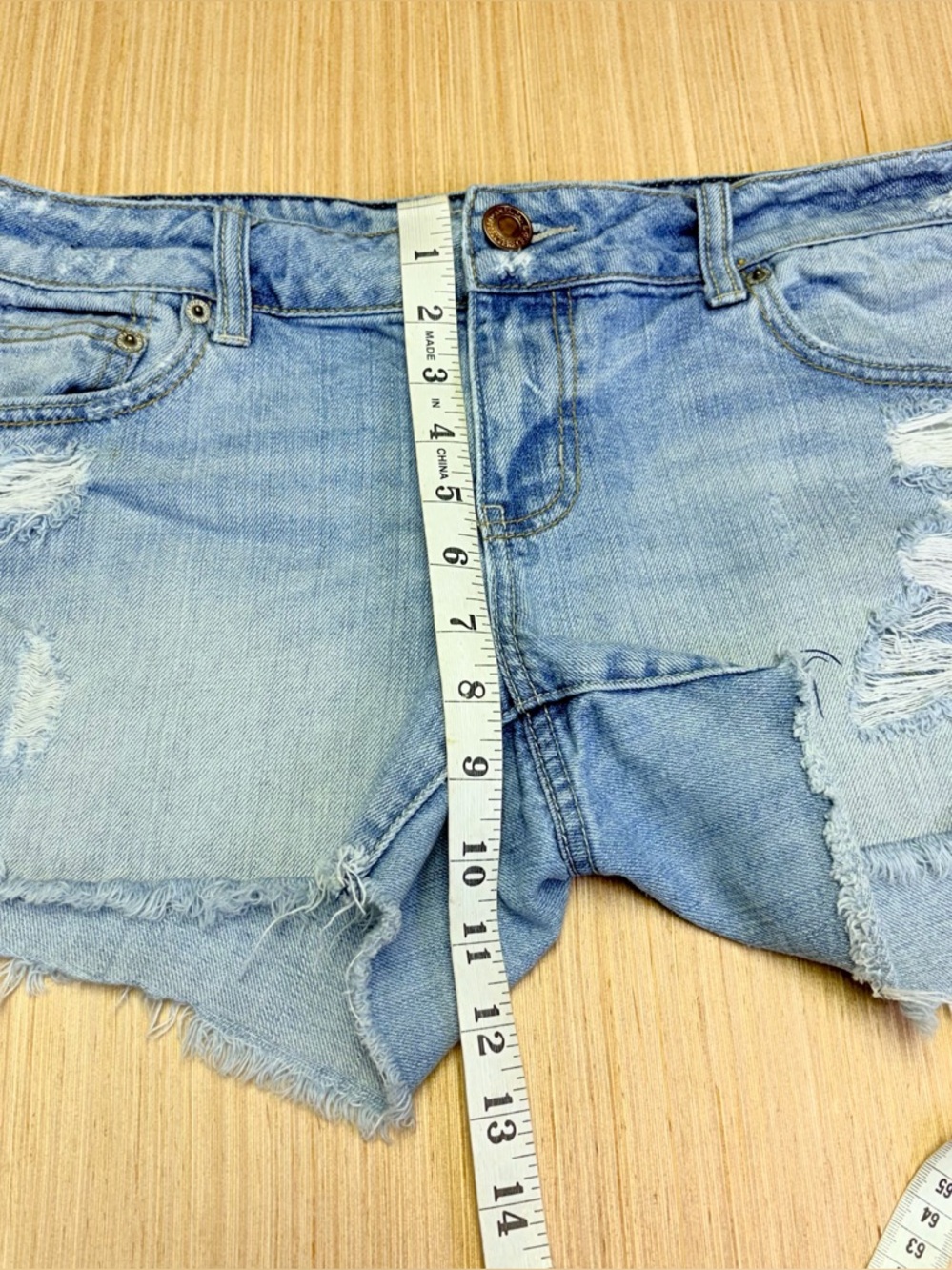 2011 American Eagle Low Rise Cut Off Denim Jean Shorts Womens 14 Distressed - Picture 3 of 9